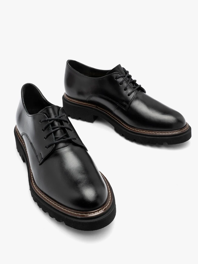 Schwarze Damenhalbschuhe mit dekorativem Boden