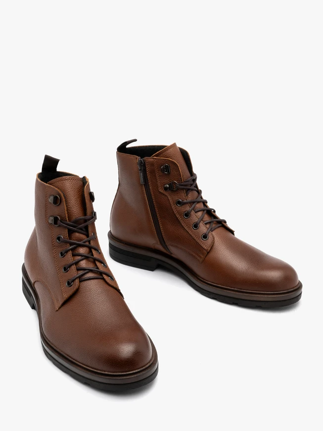 Klassische Herrenstiefel in brauner Farbe