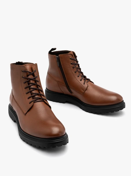 Braune Herrenstiefel mit schwarzem Boden