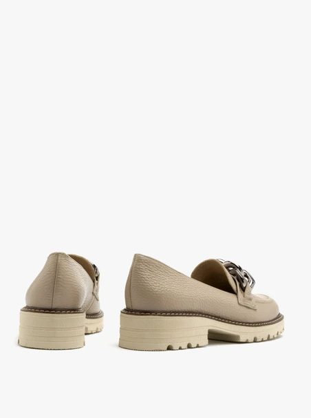 Beige Mokassins mit Zierkette