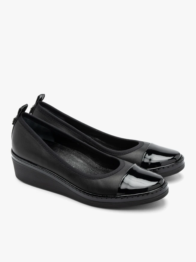 Schwarze Pumps mit lackierter Nase