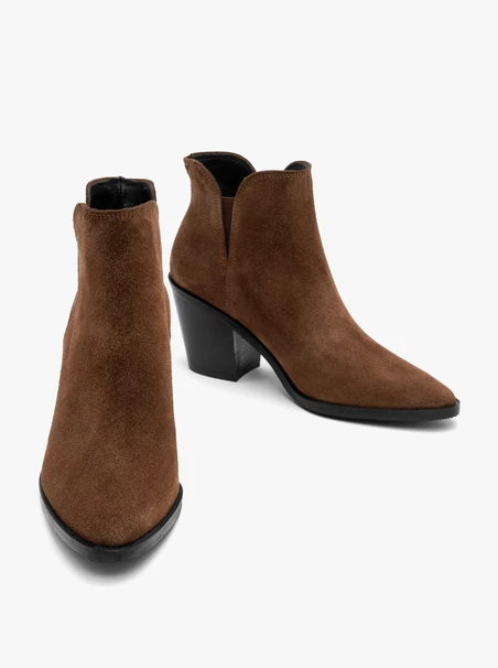 Braune Stiefel mit Ausschnitt am Knöchel