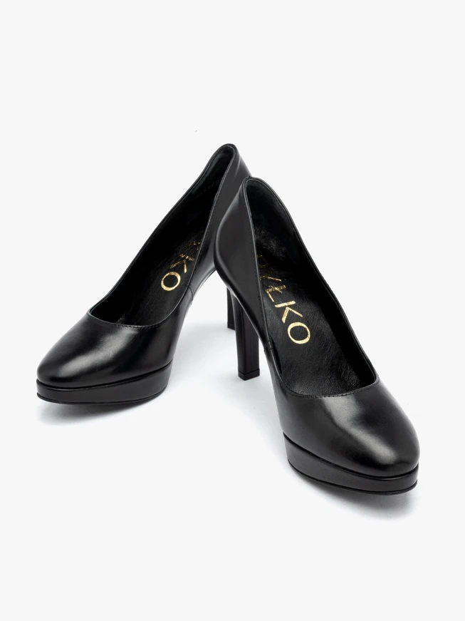 Schwarze hochhackige Pumps und Ballkleider