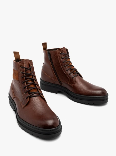 Braune Herrenstiefel mit festem Boden