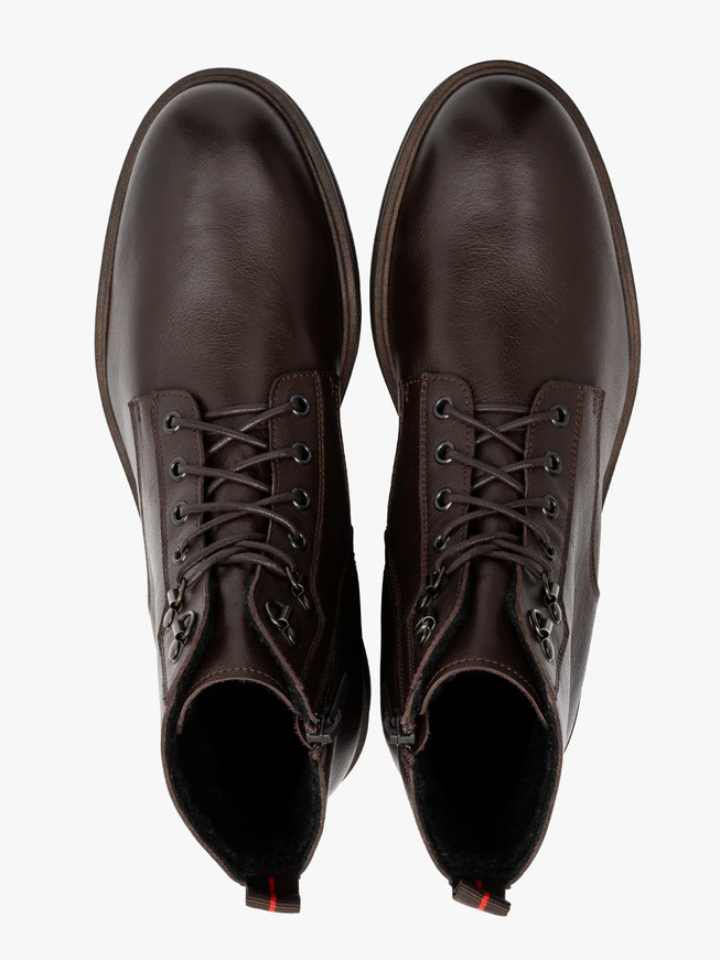 Braune Herrenstiefel mit dekorativen Sohlen