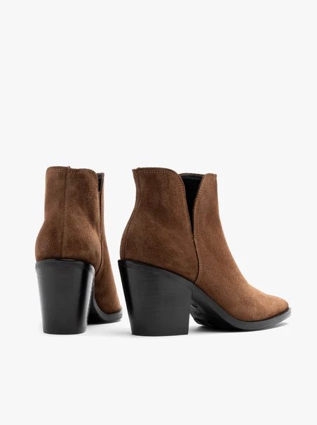 Braune Stiefel mit Ausschnitt am Knöchel