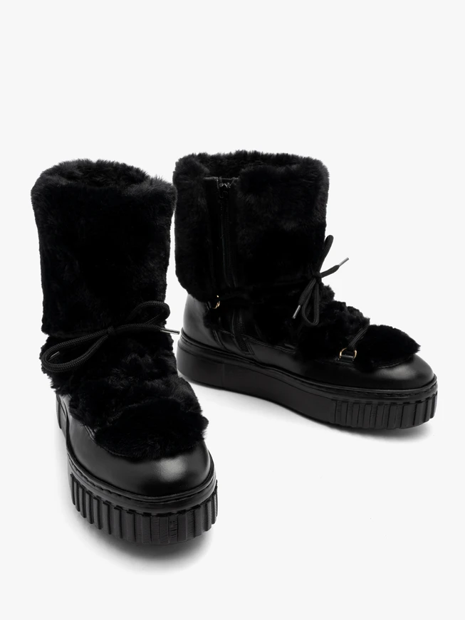Black insulated women’s snow boots