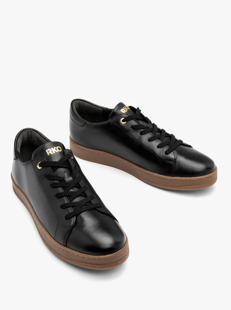 Black sporty shoes with beige sole