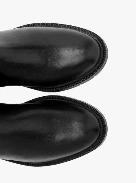 Black elastic boots