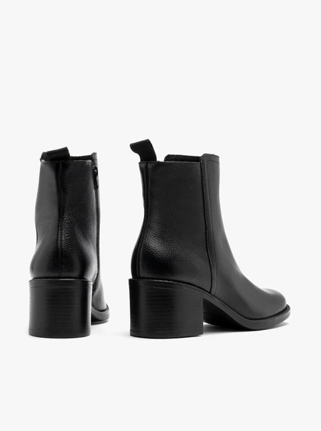 Schwarze Stiefel mit hohem Absatz und gerade geschnittenem Schaft