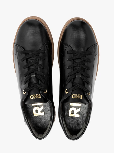 Black sporty shoes with beige sole