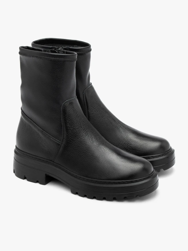 Schwarze Stiefel mit flexiblem Schaft und flacher Sohle