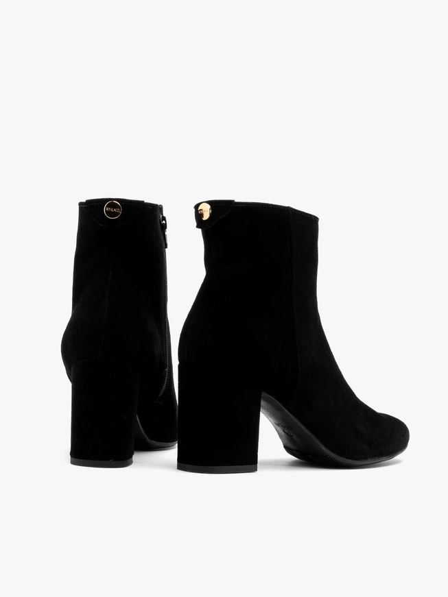 Klassische Veloursstiefel
Damenstiefel auf einem massiven Block