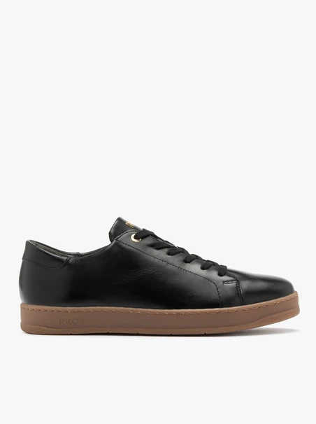 Black sporty shoes with beige sole