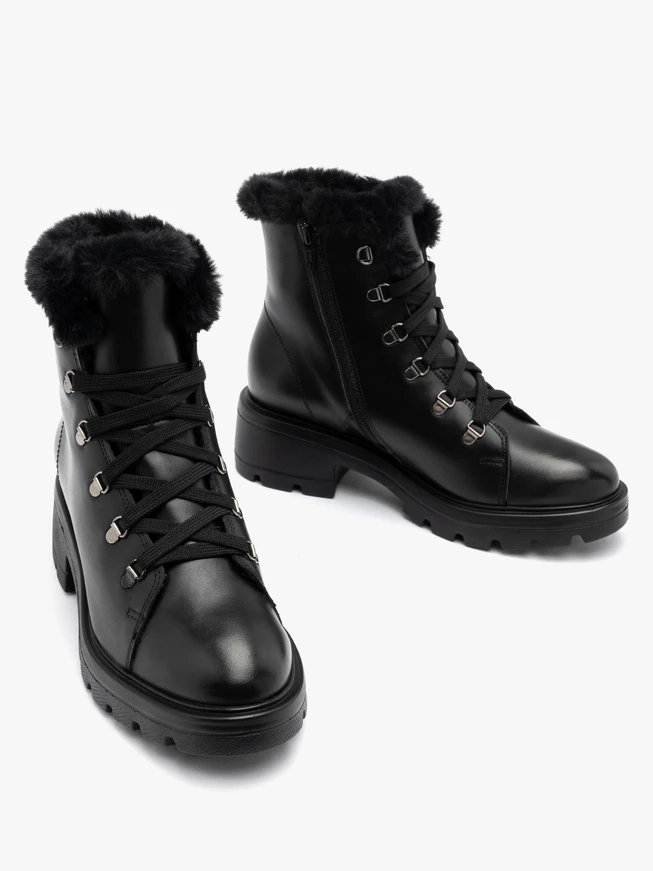 Schwarze Schnürstiefel mit Fell