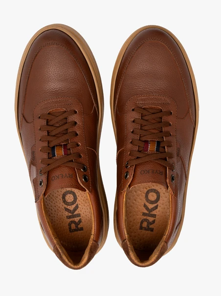 Braune Sporthalbschuhe mit dicker Sohle