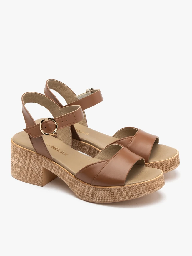 Hellbraune Sandalen auf massivem Plateau