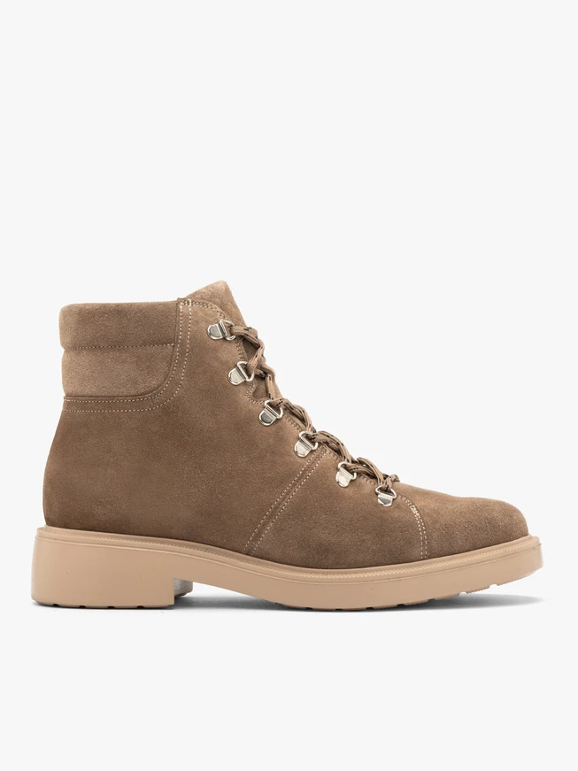 Veloursstiefel mit Zierhaken und Schnürsenkeln