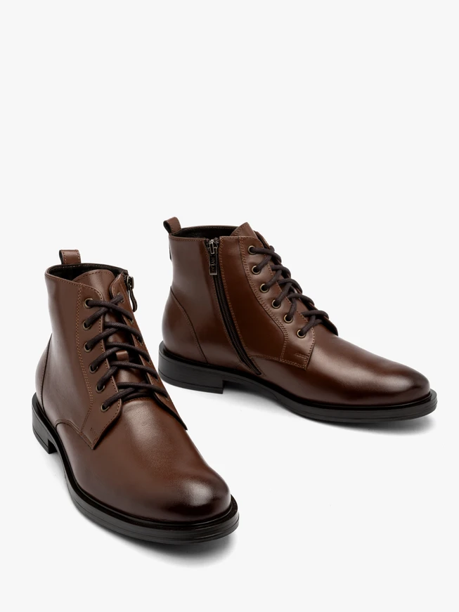 Klassische braune Herrenstiefel