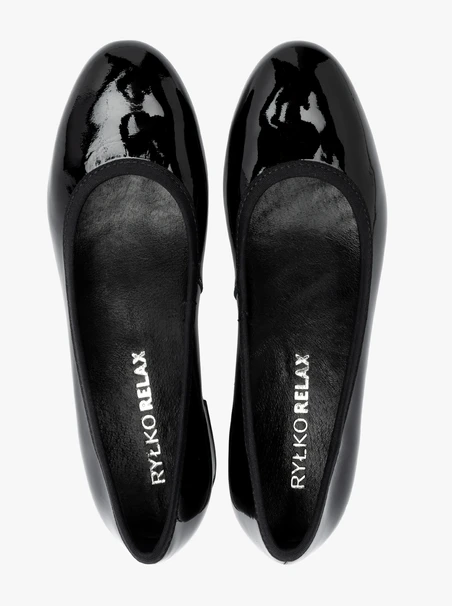 Black patent women’s pumps