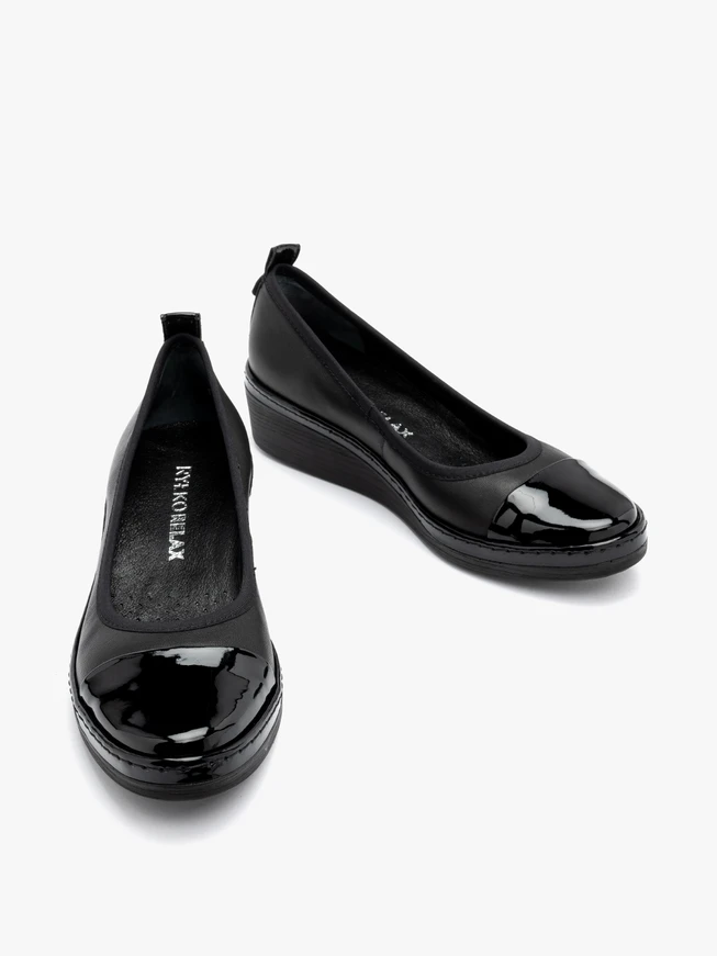 Schwarze Pumps mit lackierter Nase
