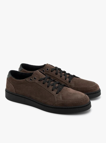 Graubraune Herren-Turnschuhe mit schwarzer Sohle