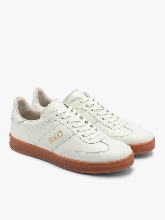 White sporty shoes with beige sole