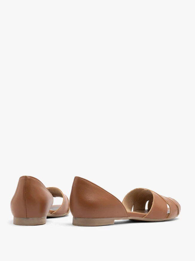 Hellbraune Sandalen mit verziertem Schaft