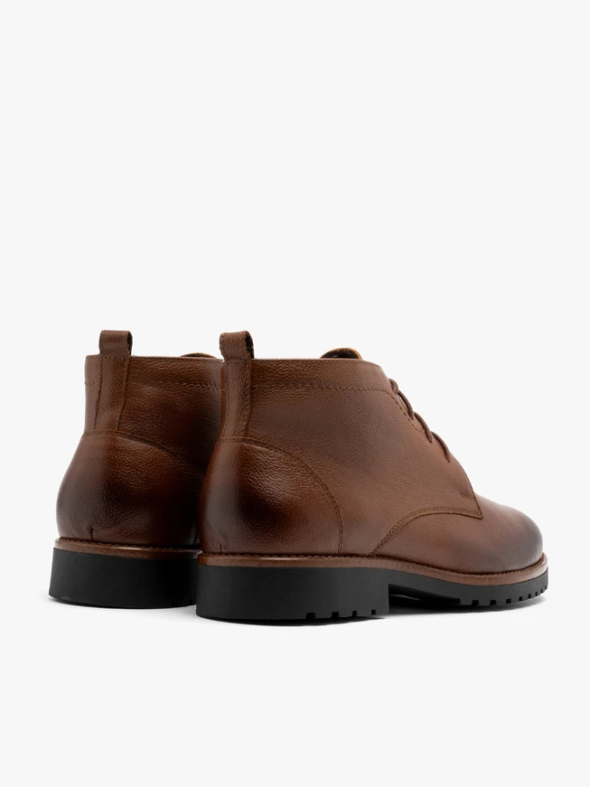 Braune Herrenstiefel mit kontrastierender Sohle