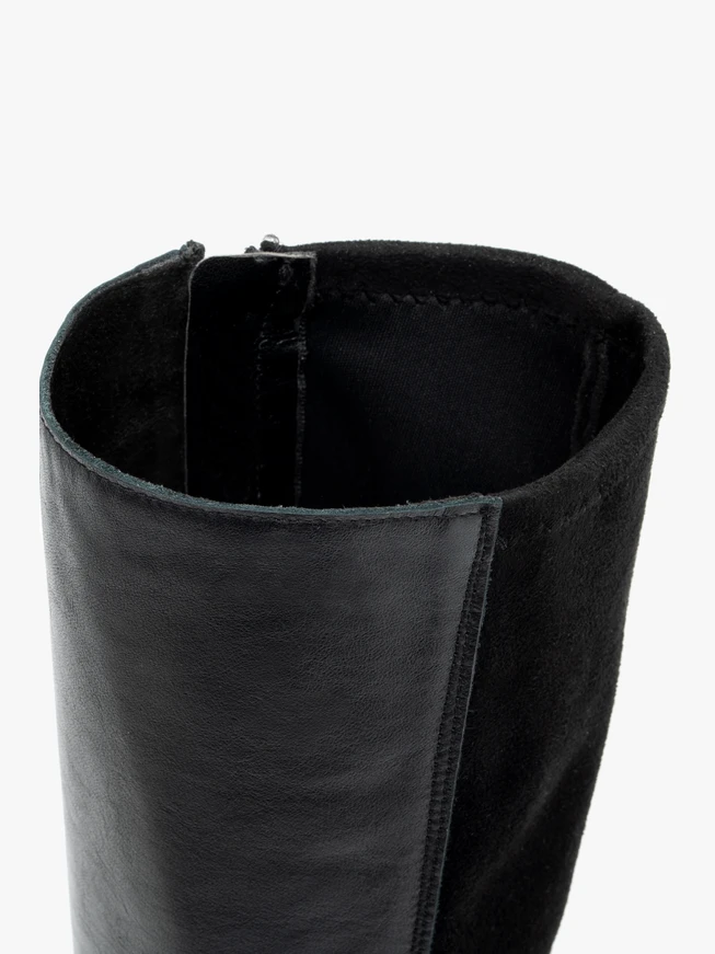 Schwarze Stiefel mit flexiblem, schmalem Schaft