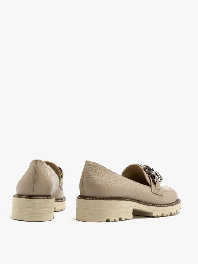 Beige Mokassins mit Zierkette