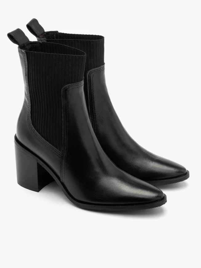 Black women’s Chelsea boots with elastic gore
