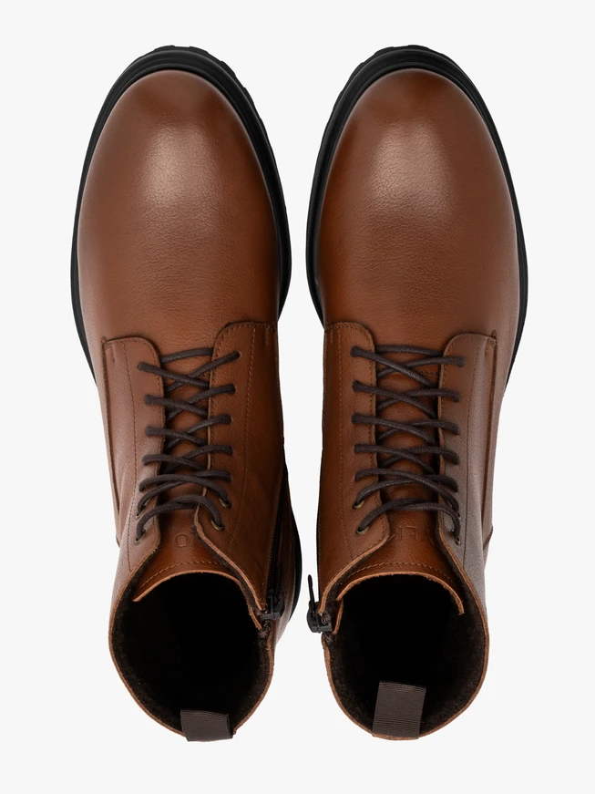 Braune Herrenstiefel mit schwarzem Boden