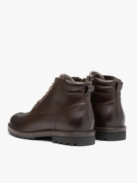 Dunkelbraune Herrenstiefel im Freizeitstil, isoliert mit natürlichem Schafsfell