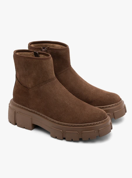 Braune Damenstiefel aus Veloursleder mit dicker Sohle