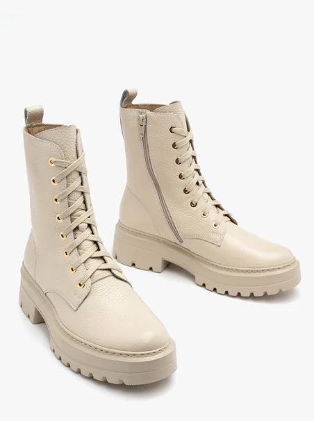 Cremefarbene Damenstiefel mit festem Boden
