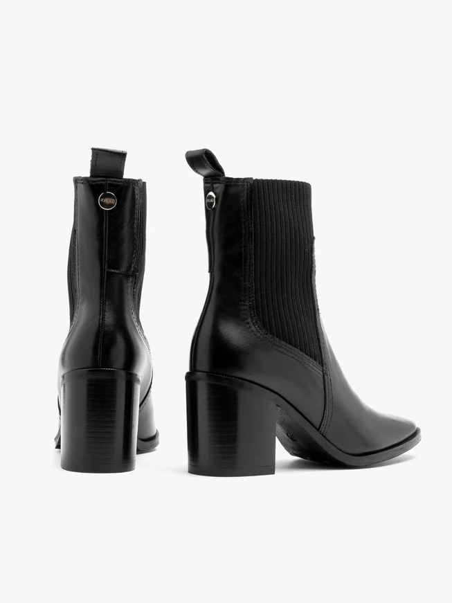 Black women’s Chelsea boots with elastic gore