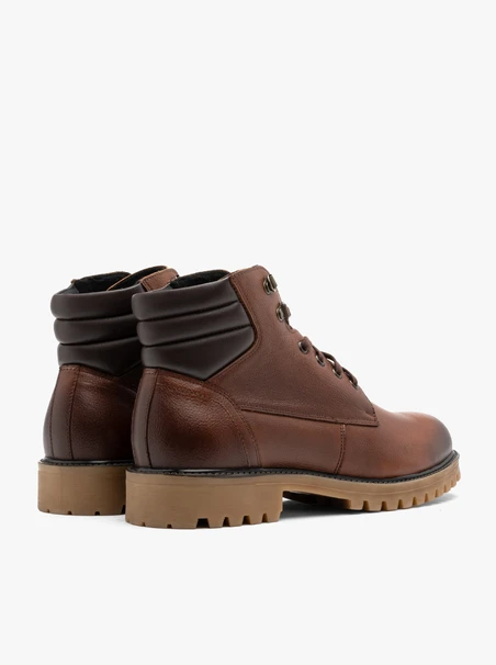 Braune Herrenstiefel mit beiger Sohle