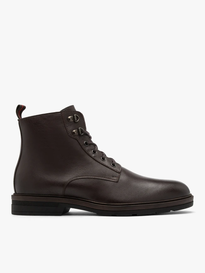 Braune Herrenstiefel mit dekorativen Sohlen