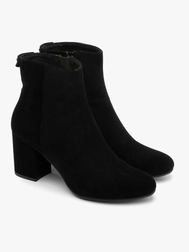 Klassische Veloursstiefel
Damenstiefel auf einem massiven Block