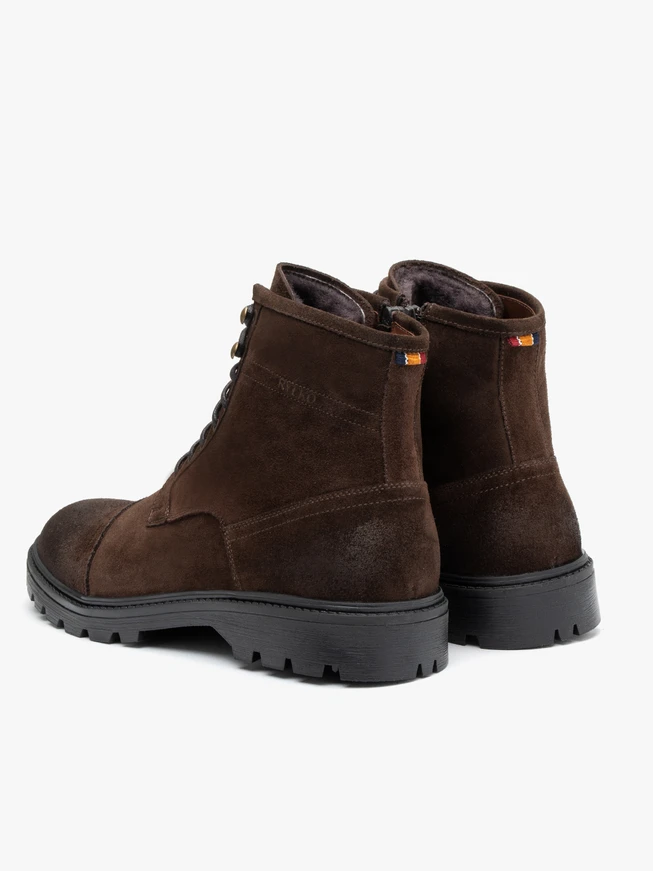 Brown men’s boots lined with natural shearling