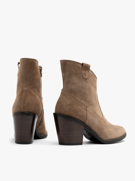 Cowboy-Stiefel aus Velours mit dekorativem Schaft