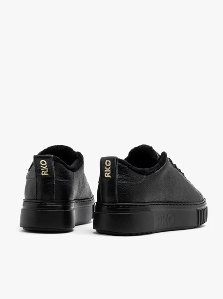 Insulated sporty shoes in black