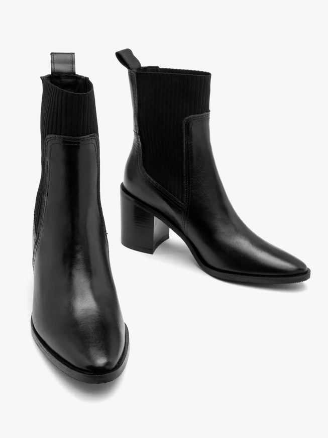 Black women’s Chelsea boots with elastic gore