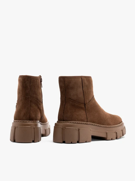 Braune Damenstiefel aus Veloursleder mit dicker Sohle