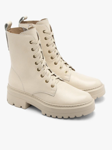 Cremefarbene Damenstiefel mit festem Boden
