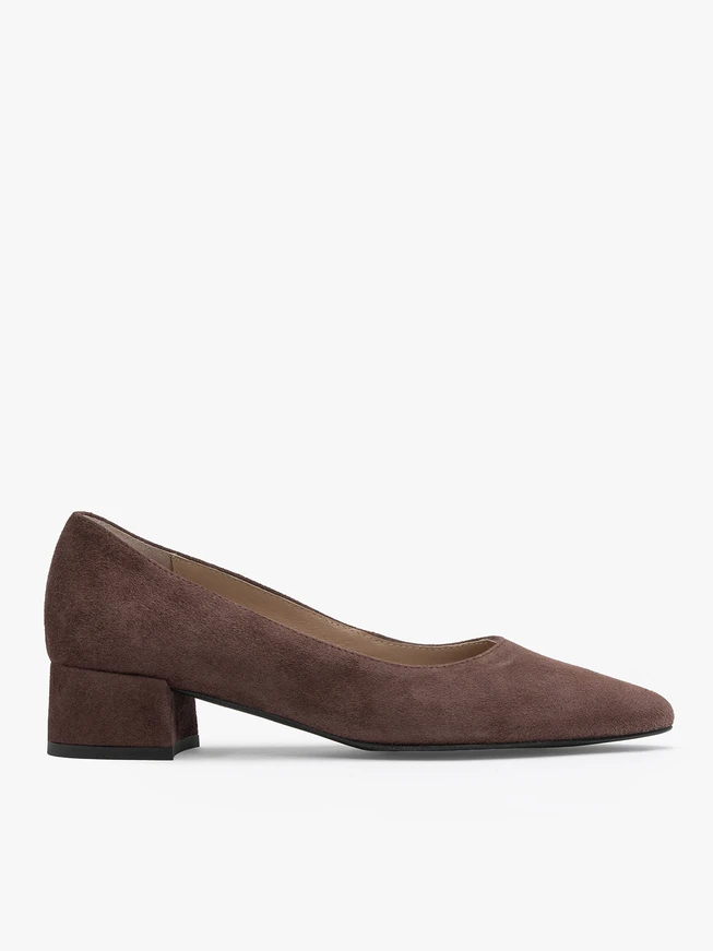 Braune Pumps aus Velours mit niedrigem Absatz