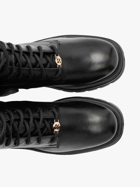 Schwarze Schnürstiefel mit festem Boden