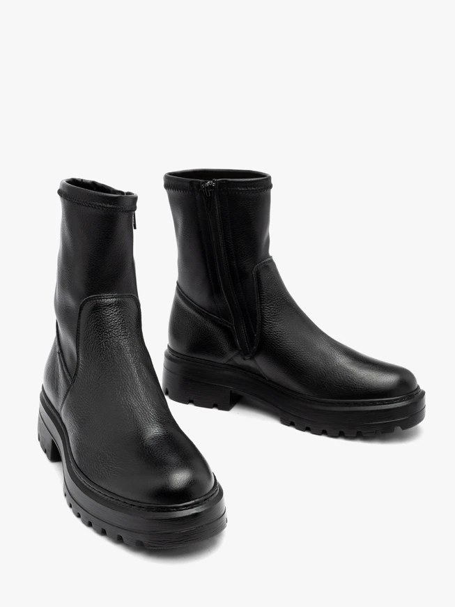 Schwarze Stiefel mit flexiblem Schaft und flacher Sohle