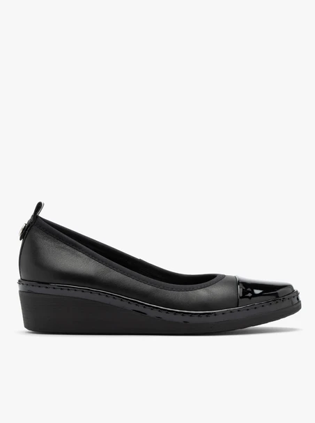 Schwarze Pumps mit lackierter Nase